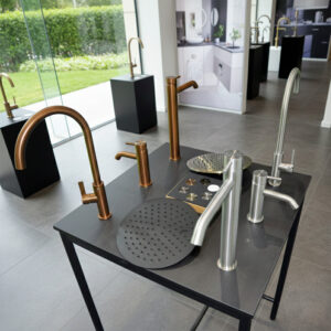 Espositore tavolino nero in legno con rubinetteria inox 316L completa