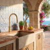 RUBINETTO LAVELLO LEVANTE ESTRAIBILE ORO Ambientata 100x100
