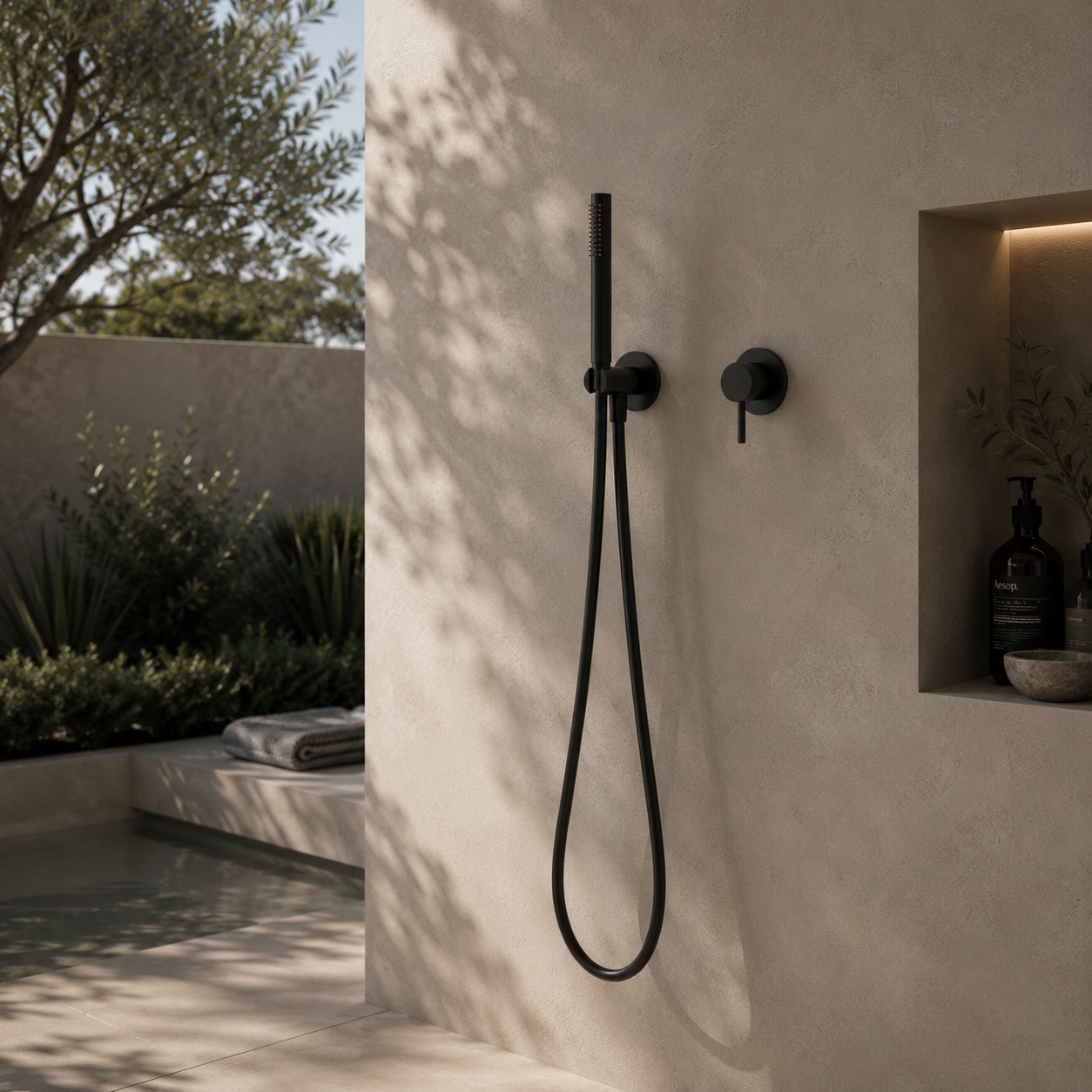 SET-ACQUA-FREDDA-MURO-LEVANTE-NERO-ambientata Kit doccino a muro nero in acciaio inox 316L anticorrosione per indoor-outdoor