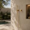 Kit doccino a muro oro in acciaio inox 316L anticorrosione per esterni e bagno moderno SET ACQUA FREDDA MURO LEVANTE ORO Ambientata 100x100