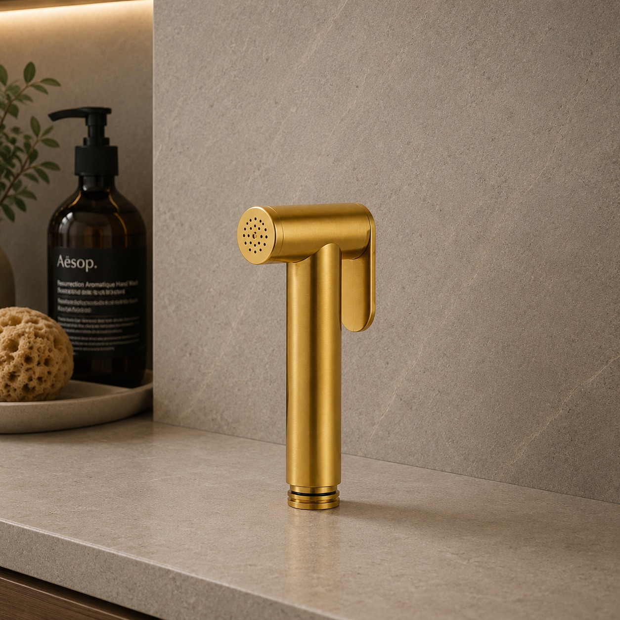 SHATTAF-BIDET-LEVANTE-ORO-ambientata Doccetta bidet oro in acciaio inox 316L anticorrosione